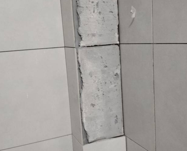 玉溪市瓷砖空鼓维修公司分享下瓷砖施工前基层浇水润湿程度不足，可能导致以下问题